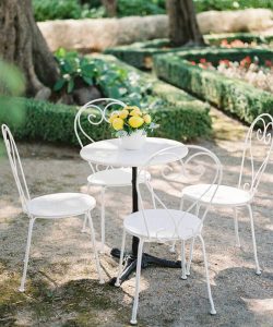 Jardín con sillas de forja estilo provenzal