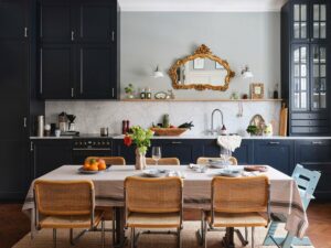 Comedor con sillas de madera